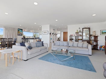 STUNNING EXECUTIVE FAMILY BEACHFRONT