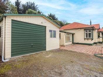 LIFESTYLE IN TOWN WITH SEA VIEWS!
