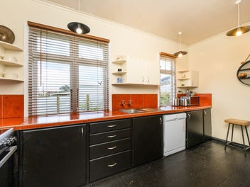 Feel good large family home