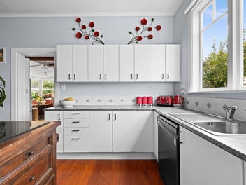 Prime Napier Location with motivated owner!