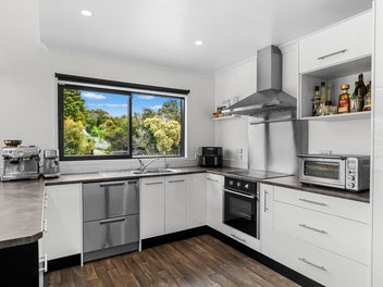 Modern Plus Convenience In The Heart of Onerahi