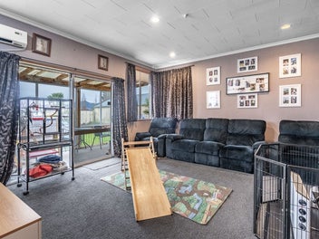 5 Bedroom Family Home!