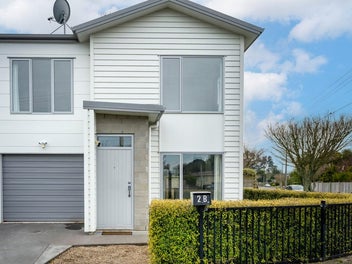 Hillcrest Zoned, Freehold & Family-Ready