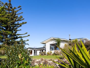 Sellers ready to go – Rare Waterfront Haven