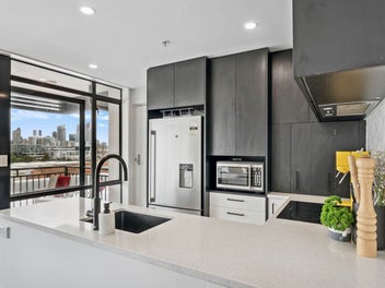 Affordable Apartment - Prime Parnell Position!