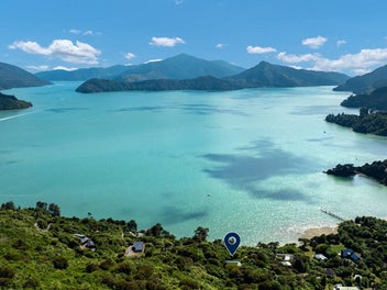 A rare offering in Moetapu Bay
