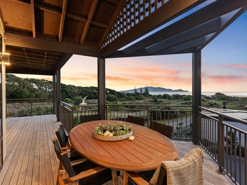 Coastal Retreat | Overlook the Ocean