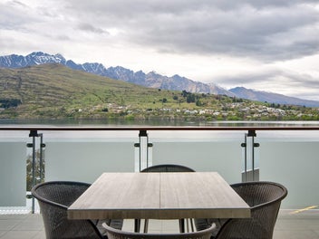 Executive Lakeview Apartment - The Rees Hotel!