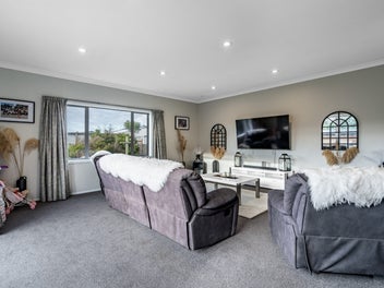 Stylish, Sunny and Superbly Renovated!