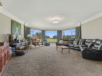 Live the lifestyle - minutes from town