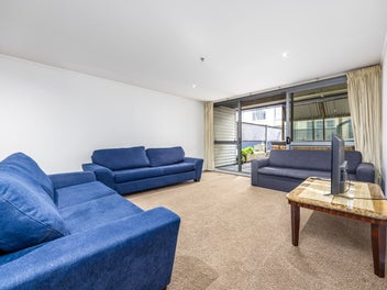 House-Sized Apartment with Huge Patio & Spa Pool