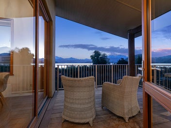 Eco-Luxury Retreat with Unparalleled Lake Views