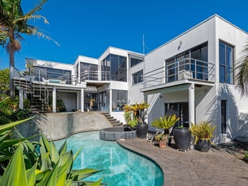 Stunning Views, Highly Sought-after Neighbourhood