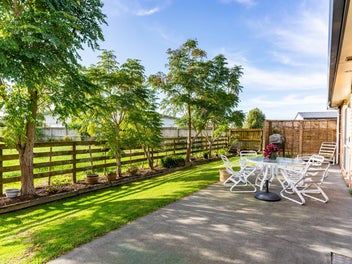 COUNTRY OUTLOOK IN TOWN - OFFERS INVITED !