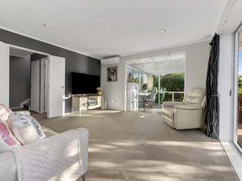 Home Sweet Home on Woodview Rise!