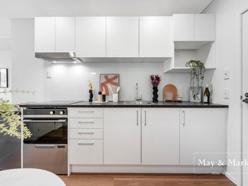 Freehold 1-Bed with Sea View