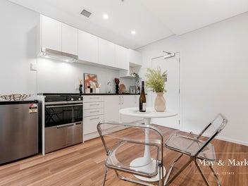 Freehold 1-Bed with Sea View