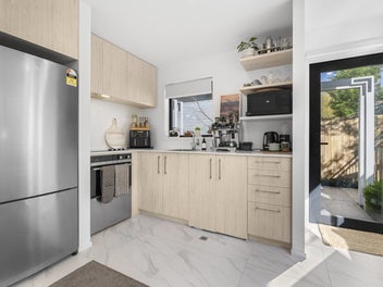 Stylish End-Townhouse with Parkside Perks