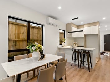 FRESH FEELS ON HOLLAND - FREEHOLD DUPLEX