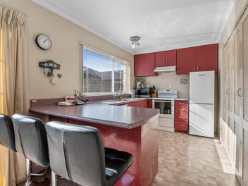 Sunny, Modern Three Bedroom Townhouse