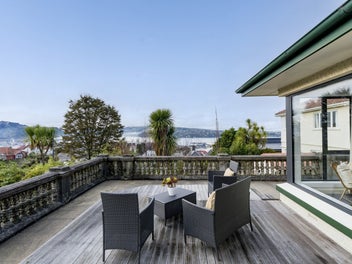 Harbour views, garden peace-Inner city perfection!