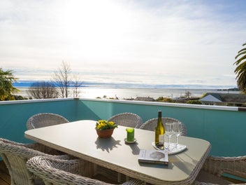 Private, Sunny & Panoramic Sea Views!