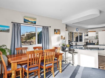 COMMANDING VIEWS & EXCEPTIONAL FAMILY LIVING