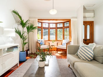 MT VIC VILLA - VIEWS, SUN AND CHARACTER