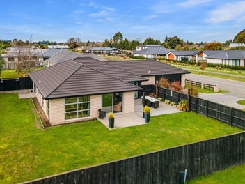 DESIGNED FOR SUNSHINE, PRIVACY AND ENTERTAINING