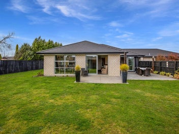 DESIGNED FOR SUNSHINE, PRIVACY AND ENTERTAINING