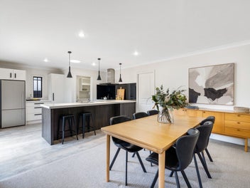 Stylish Family Home with Pool & Studio in Oaklands