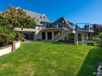 Spectacular Elevated Living - Sun, Space, Views
