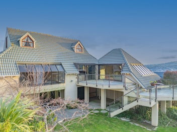 Spectacular Elevated Living - Sun, Space, Views