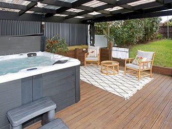 Home Plus Large Garage & Games Room