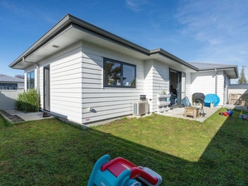 Modern, sunny, and superbly located