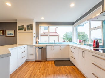 Sensational Hassle-Free Living!