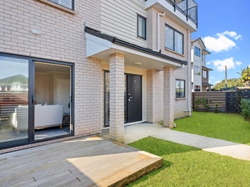 Affordable, Modern & Freehold!!