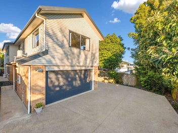 Stylish 5-Bed Gem in Pakuranga Heights