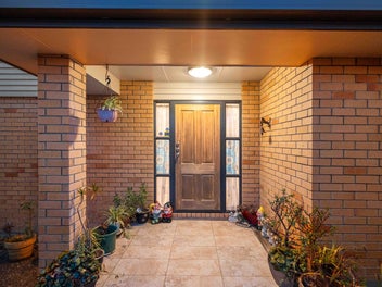 Stylish 5-Bed Gem in Pakuranga Heights