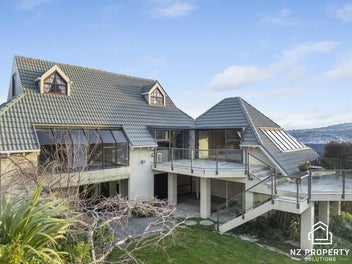 Spectacular Elevated Living - Sun, Space, Views