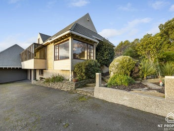 Spectacular Elevated Living - Sun, Space, Views