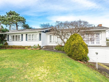 Comfort and charm in Kawau cul-de-sac