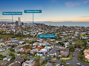 Hauraki Sophistication | Walk to the Beach