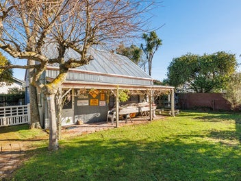 Massive Garaging & 1,156m2 Central City Section!