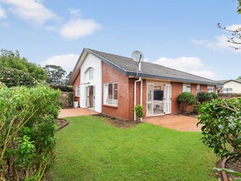 Single Level Beauty! Enquiries Over $895,000