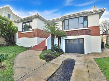 Mornington on Your Doorstep, Dunedin at Your Feet