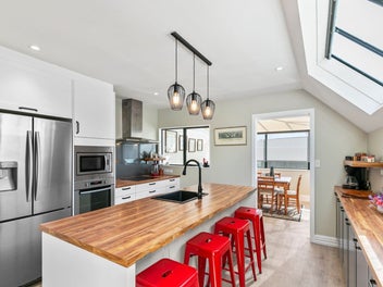 Thorndon, Living / Income -opp Qn Margaret College