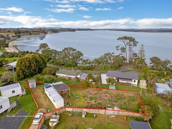 949sqm of land at the beach - no covenants