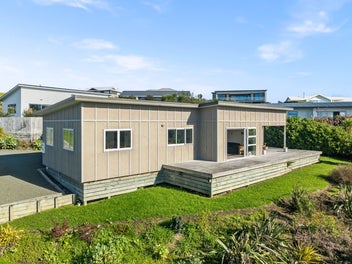 Modern, Light-Filled Sanctuary!