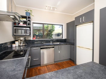 Double-glazed home plus sleepout on Willowstream!